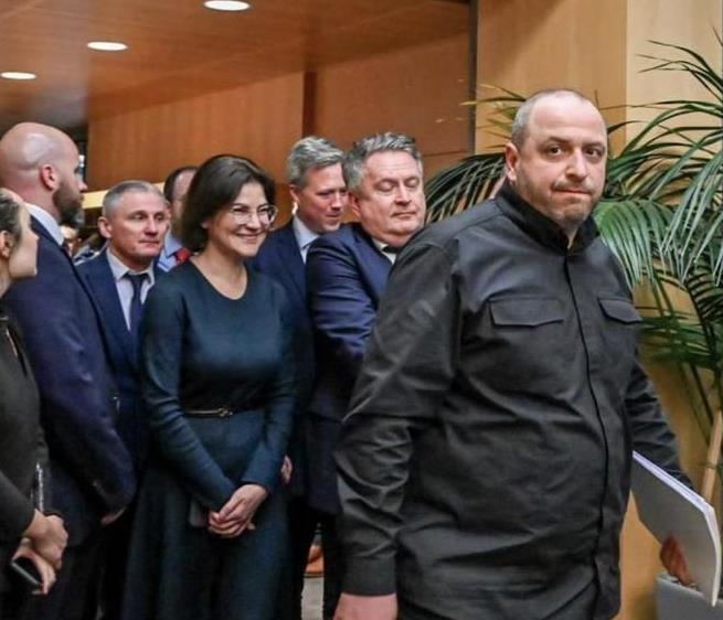 乌克兰代表乌梅罗夫折断一支笔，美乌日内瓦谈判疑不欢而散