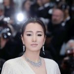 恩爱了7年，78岁的法国老公衰老萎缩，61岁的巩俐正绚烂如花 