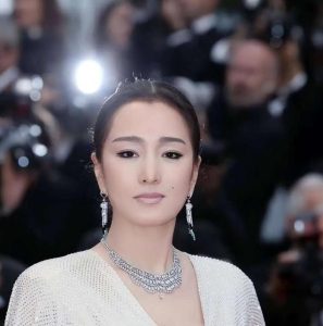 恩爱了7年，78岁的法国老公衰老萎缩，61岁的巩俐正绚烂如花 