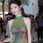 美女一身绿色改良旗袍，好似一条小青蛇一样妩媚，还自带小清新！