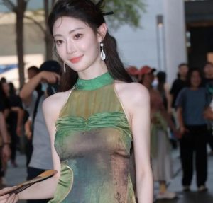 美女一身绿色改良旗袍，好似一条小青蛇一样妩媚，还自带小清新！